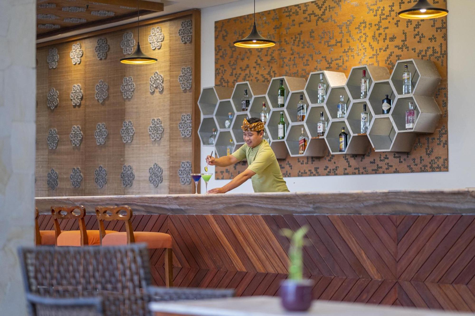 Merusaka Nusa Dua Exterior foto The bar at the hotel
