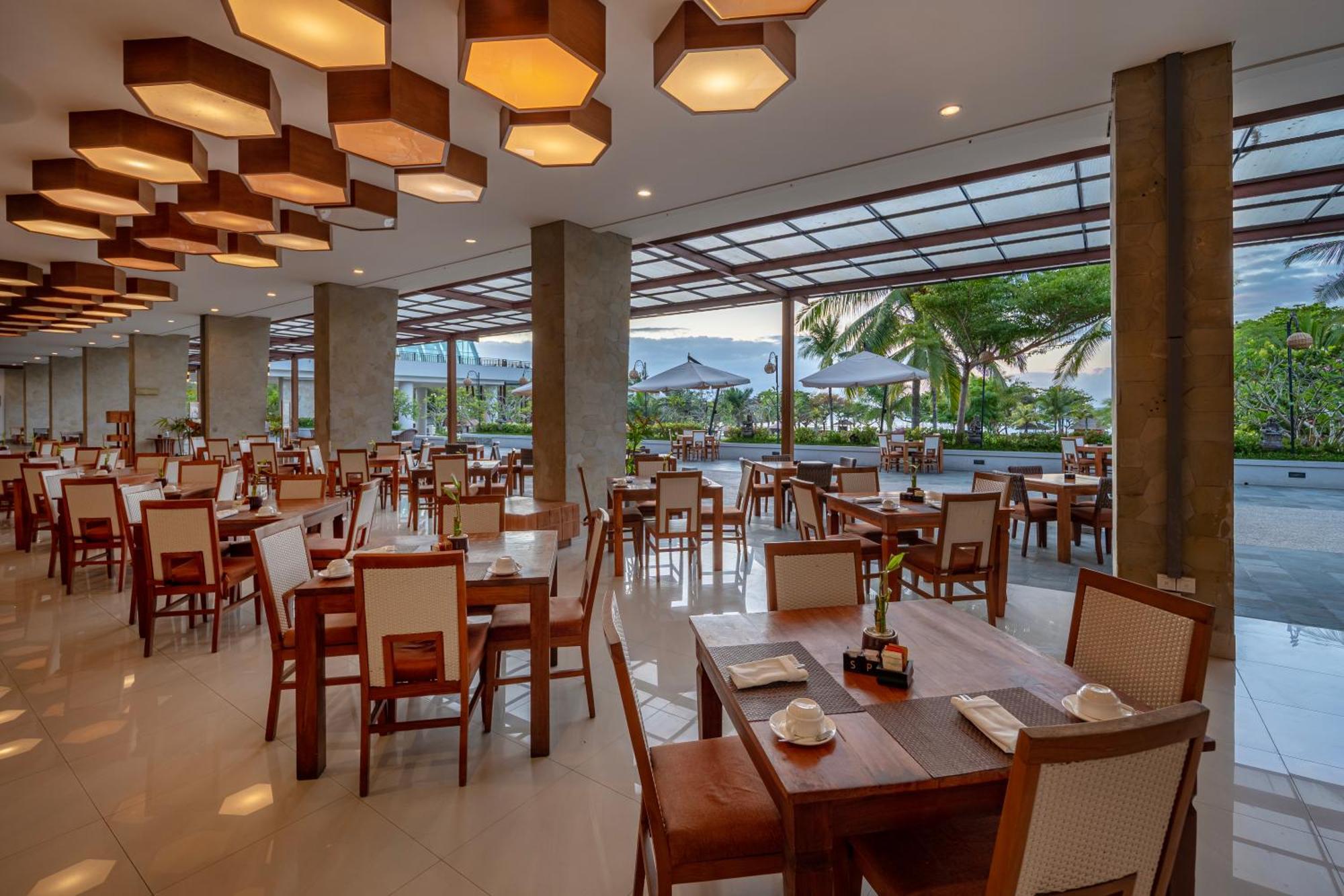 Merusaka Nusa Dua Exterior foto The restaurant at the hotel