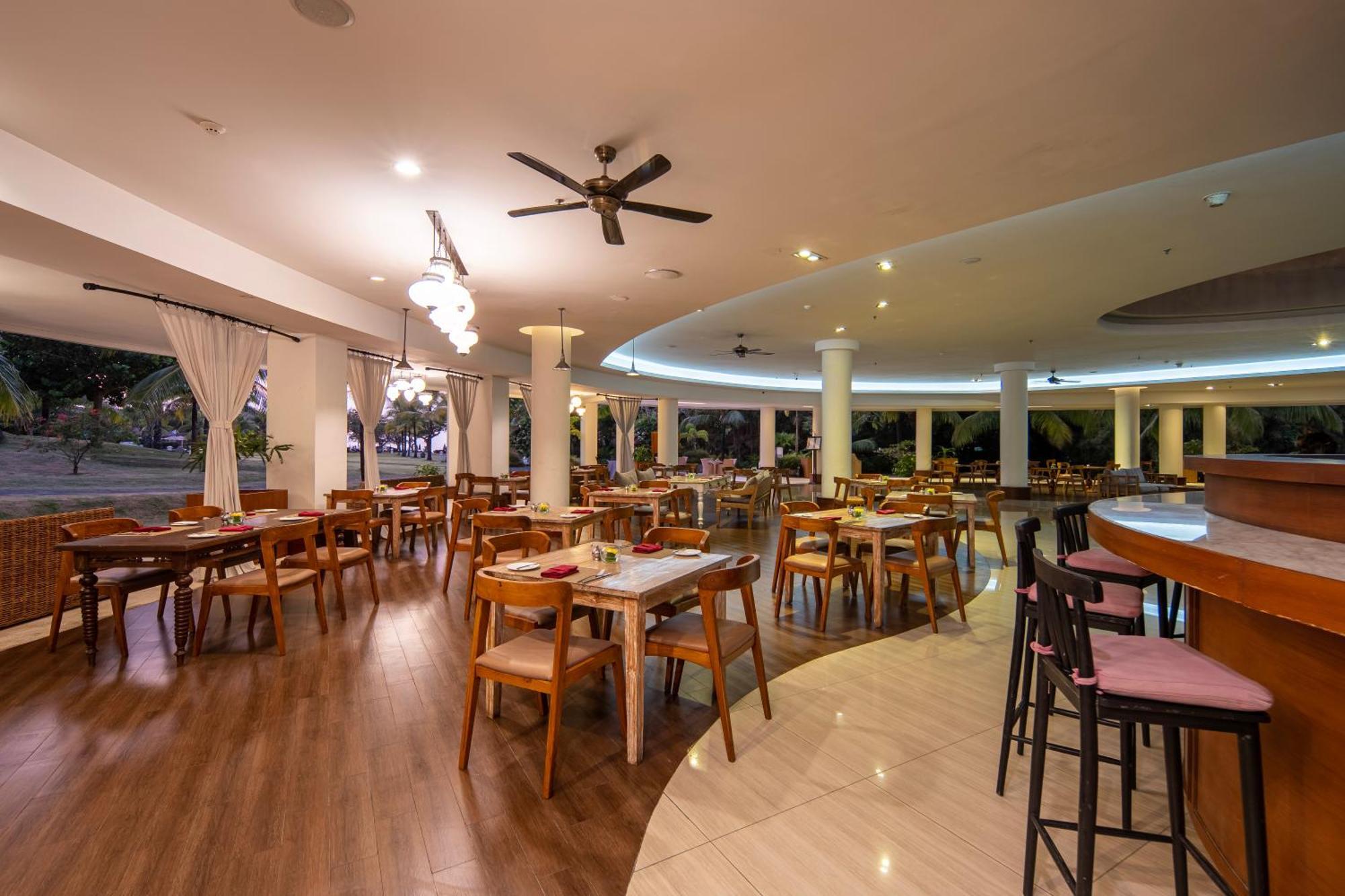 Merusaka Nusa Dua Exterior foto The restaurant at the hotel