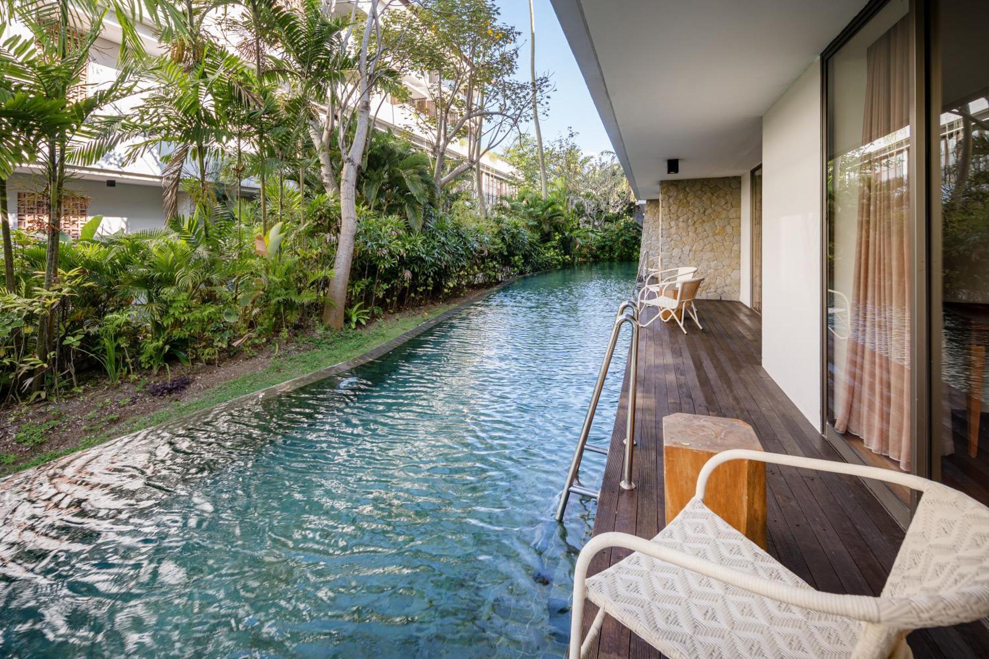 Merusaka Nusa Dua Exterior foto A view of the lagoon from a guest room