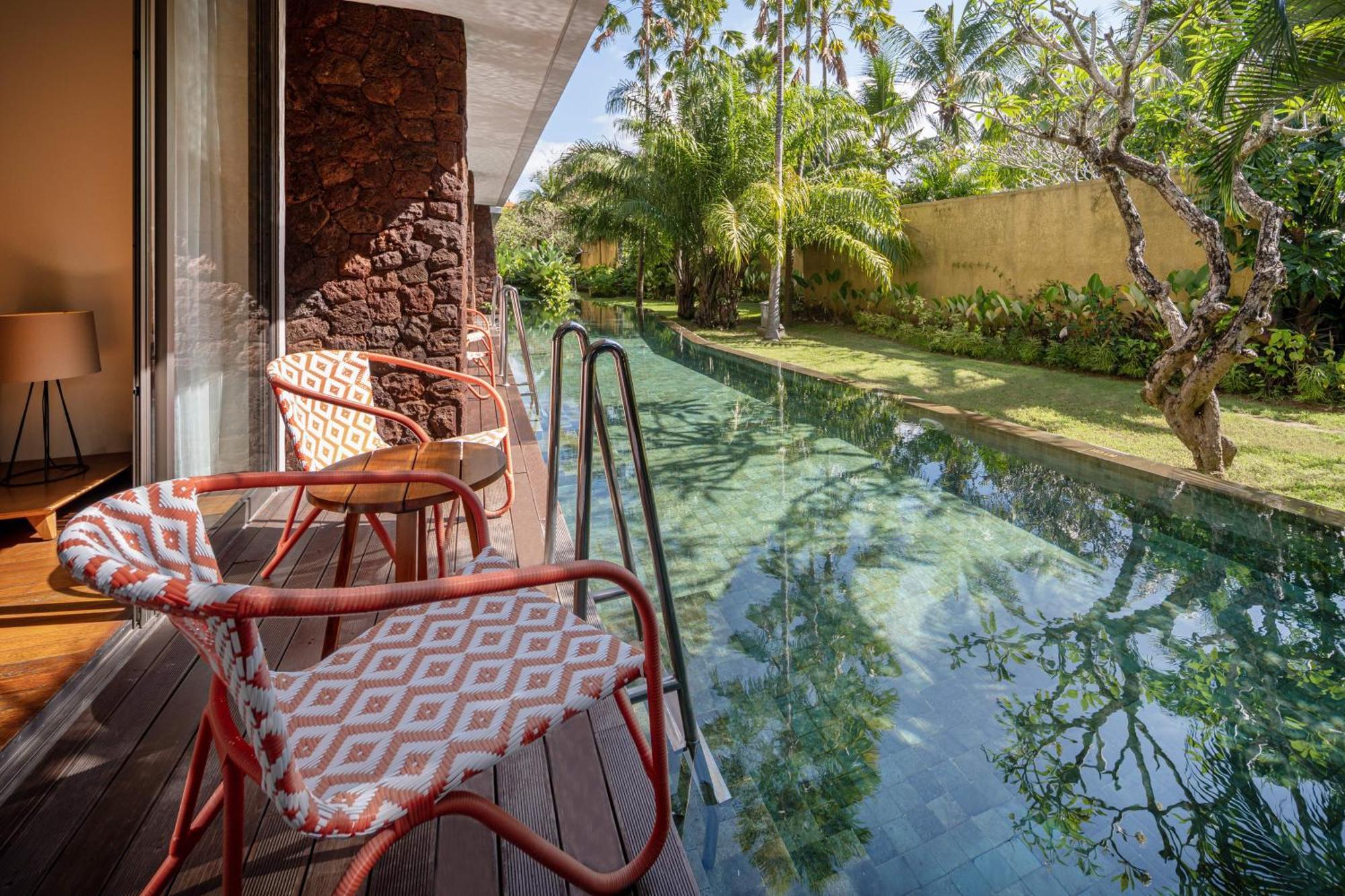 Merusaka Nusa Dua Exterior foto A view of the pool at the hotel